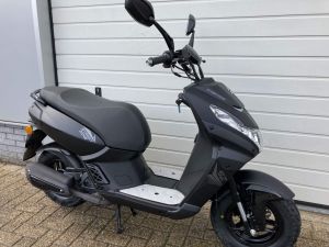 Peugeot Streetzone Euro 5 scooter kleur zwart.