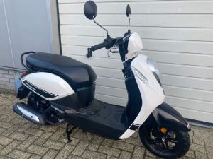 Sym Mio 50i E4 snorscooter